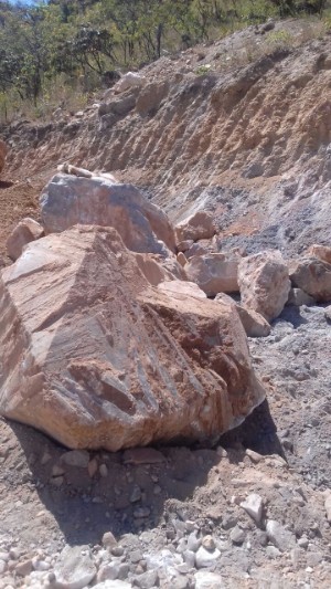 Ein etwas größerer Quarzkristall mit gut sichtbaren Kanten. Bergfrisch und ungereinigt. Gewicht gute 5 Tonnen.